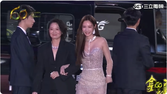 金鐘60／紅毯不斷更新！台版IU「戰袍正面大透視」仙氣炸裂驚豔全場