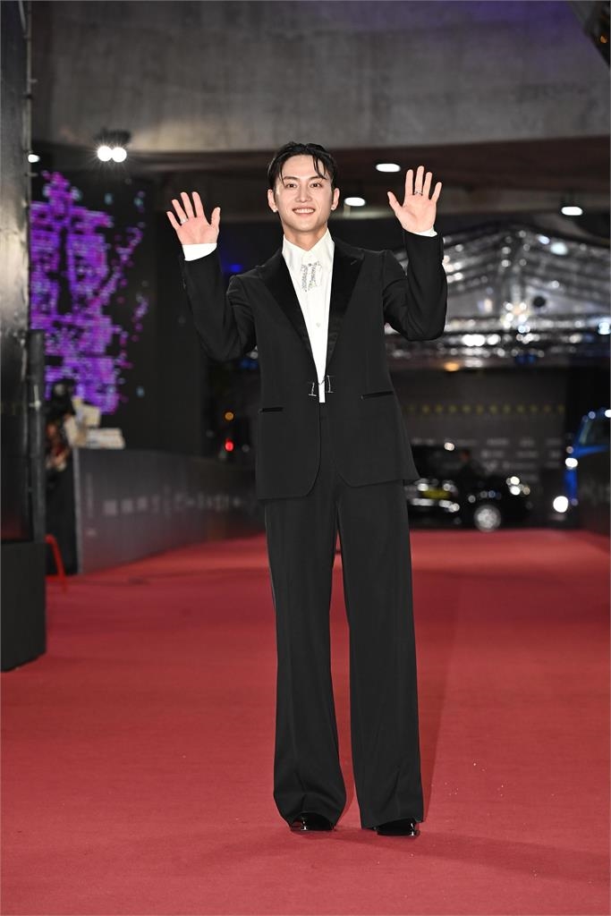 金鐘60／紅毯不斷更新！台版IU「戰袍正面大透視」仙氣炸裂驚豔全場