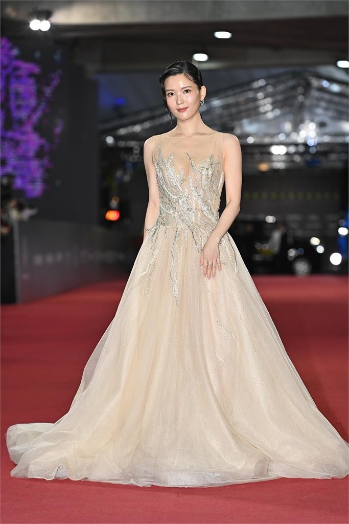 金鐘60／紅毯不斷更新！台版IU「戰袍正面大透視」仙氣炸裂驚豔全場