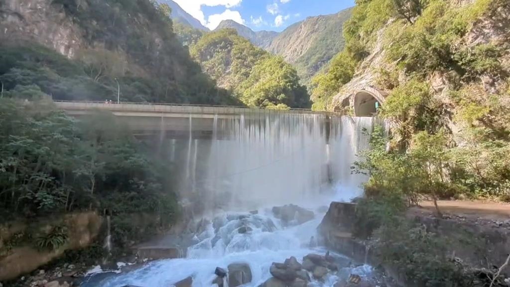 立霧溪堰塞湖溢流　靳珩隧道東口、魯丹橋成「瀑布奇景」
