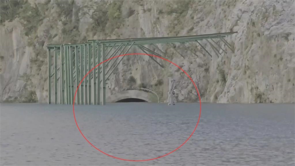 立霧溪堰塞湖溢流　靳珩隧道東口、魯丹橋成「瀑布奇景」