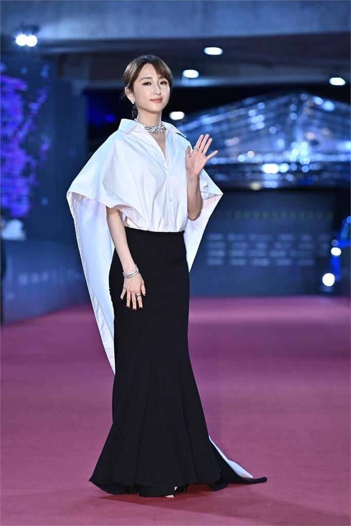 金鐘獎／柯佳嬿轉身「裡面全沒穿」！一陣風吹「險走光畫面曝」網驚：尺度猛