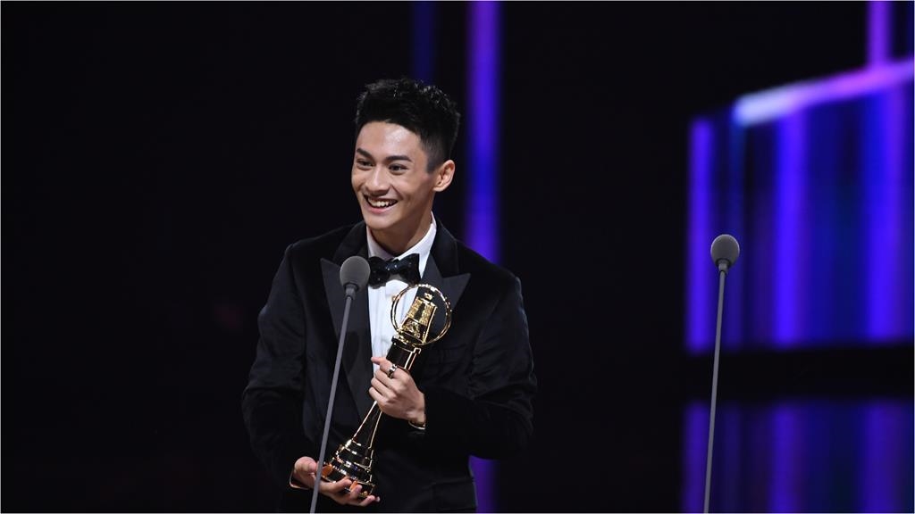 金鐘60／16歲朱宥丞奪男配角獎哭了！上台竟是《俗女》蔡永森網嚇翻：長好大