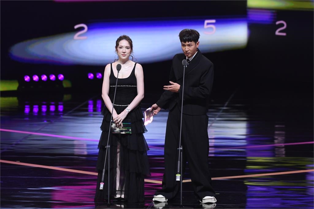  金鐘60／41歲許瑋甯合體柯震東頒獎　「領口挖大U」當媽真實狀態曝光！