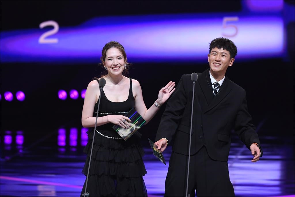  金鐘60／41歲許瑋甯合體柯震東頒獎　「領口挖大U」當媽真實狀態曝光！