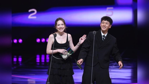 金鐘60/41歲許瑋甯合體柯震東頒獎 「領口挖大U」當媽真實狀態曝光!