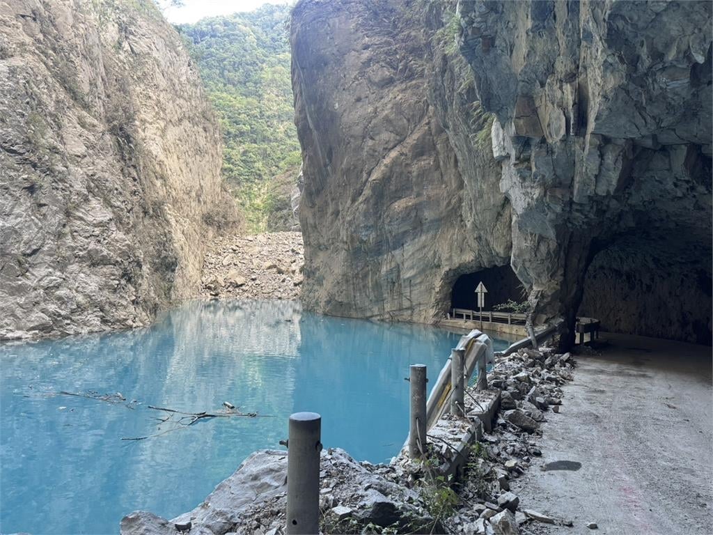 太魯閣堰塞湖溢流急撤離下游948人！水位狂暴漲50公尺「震撼對比曝光」網驚嚇