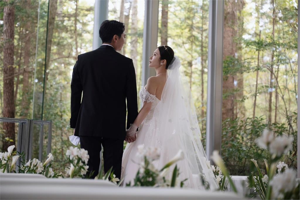 快新聞／放閃！鄭家純輕井澤浪漫婚禮登場　新郎Akira正面照曝光