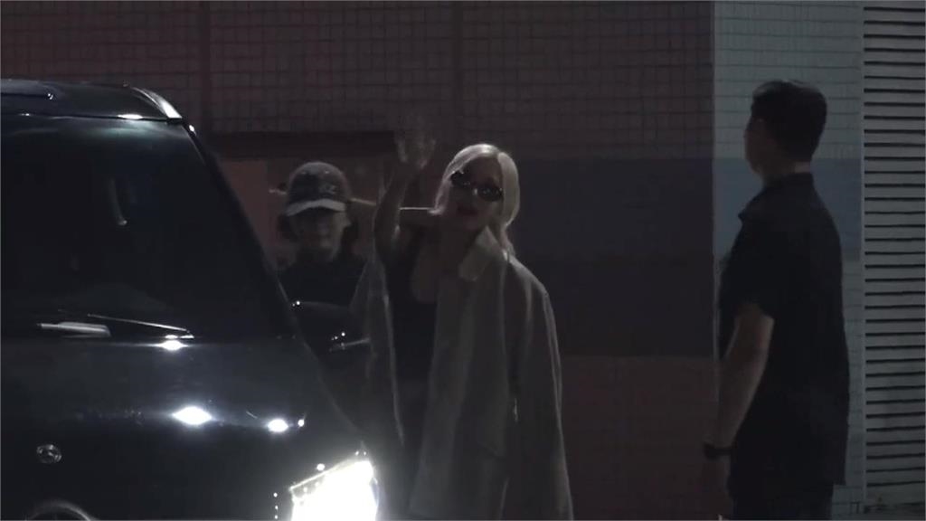 BLACKPINK飛抵高雄！　2歲半小粉絲跟媽媽一起追星