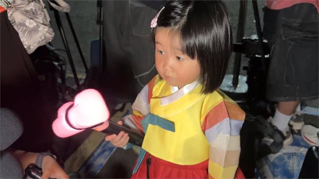 BLACKPINK飛抵高雄！　2歲半小粉絲跟媽媽一起追星