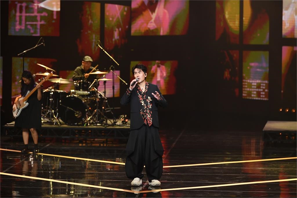 57歲羅時豐金鐘獎「唱跳9分鐘」大秀二頭肌!超狂體力網全鼓掌:比羅志祥還強