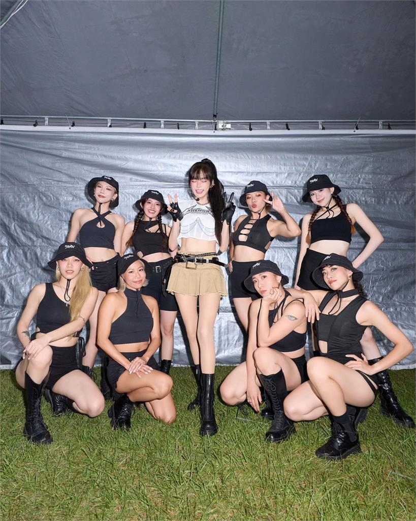 50歲謝金燕「上班穿搭」竟炸出川字腹肌！網見逆齡身材驚呼：這不科學啊