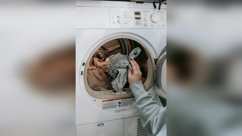 天氣轉涼「衣櫃換季」別只顧保暖 家事達人提醒:3類衣物別丟洗衣機!