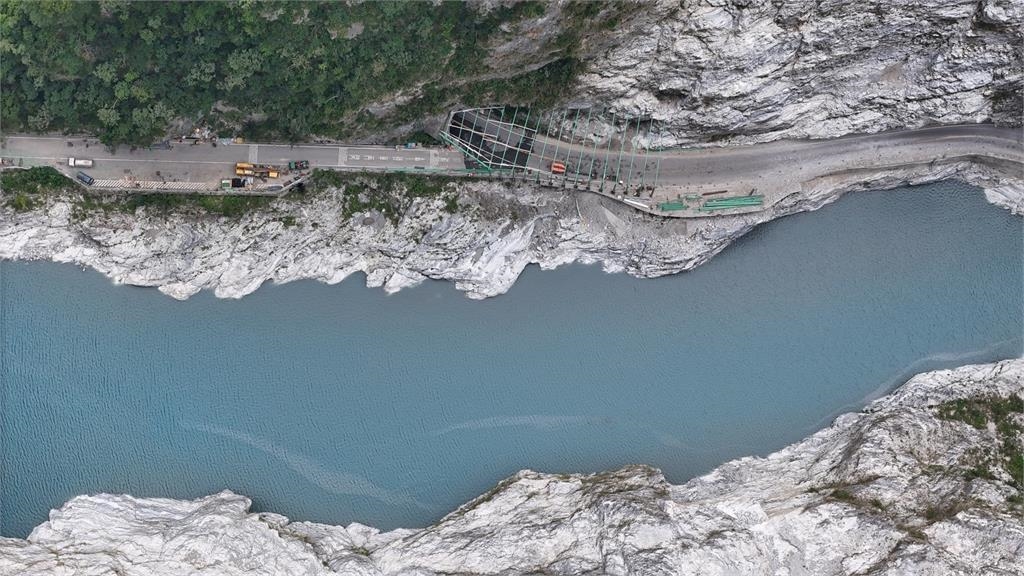 太魯閣堰塞湖「蒂芬妮藍」夢幻如AI！內行揭「恐怖真相」網驚：美麗卻致命