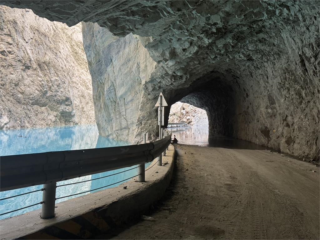 太魯閣堰塞湖「蒂芬妮藍」夢幻如AI！內行揭「恐怖真相」網驚：美麗卻致命