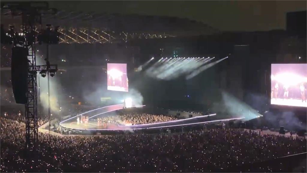 BLACKPINK嗨翻高雄 Rosé吃鳳梨酥、喝手搖進場