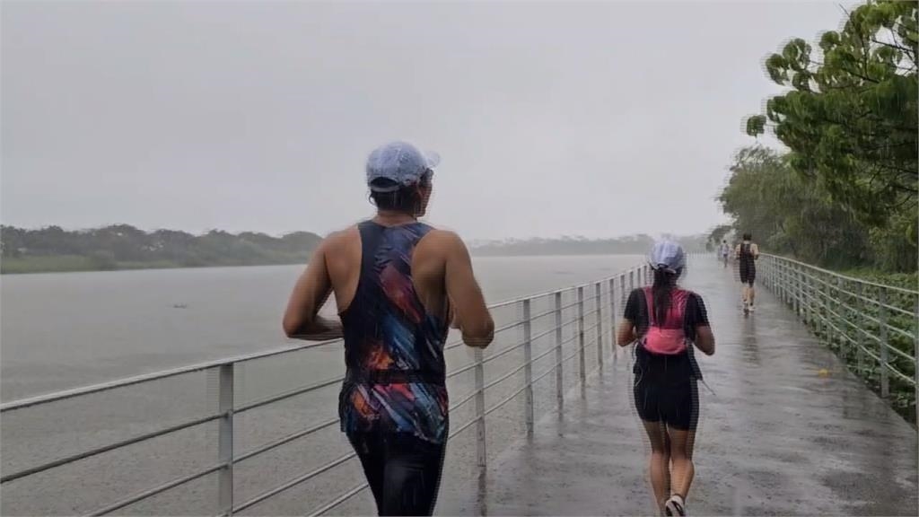 基隆城市半程馬拉松 參賽者雨中奔跑士氣高
