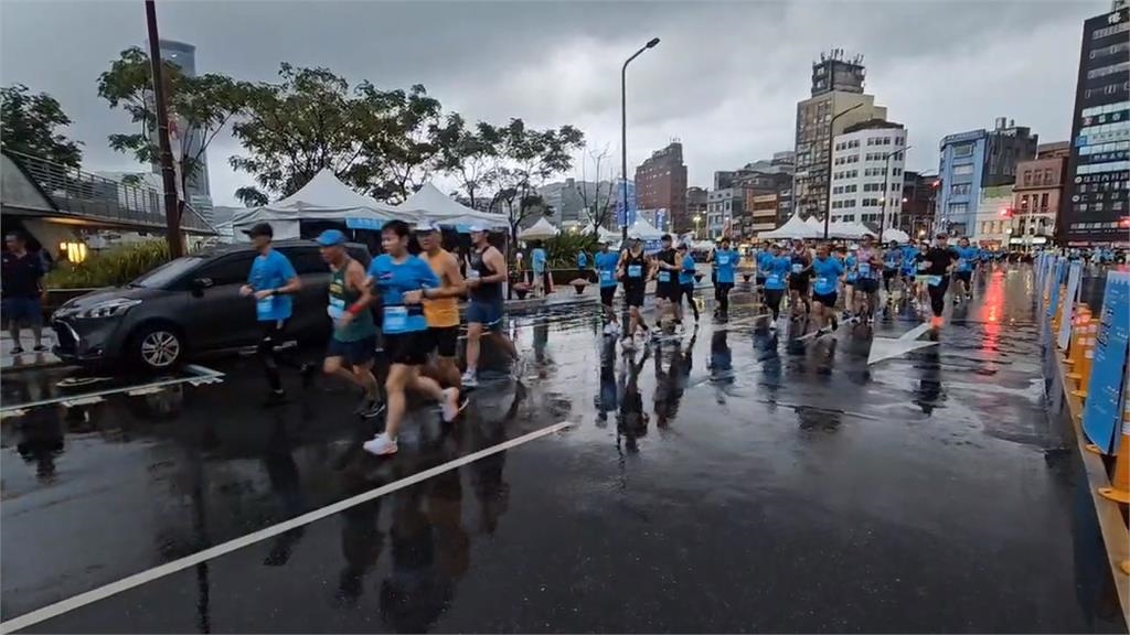 基隆城市半程馬拉松 參賽者雨中奔跑士氣高