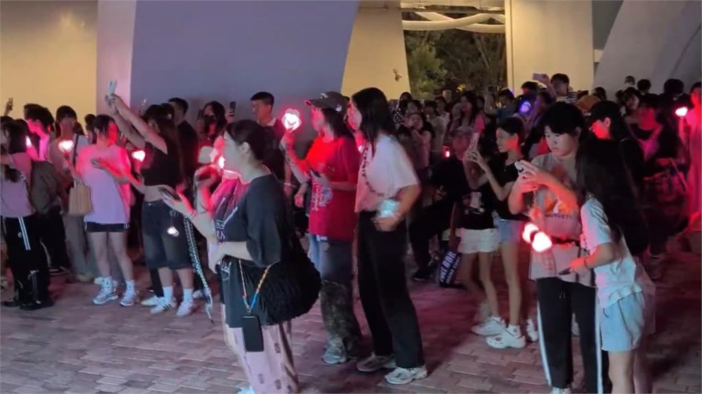 BLACKPINK高雄開唱　團員入境隨俗吃鹹酥雞