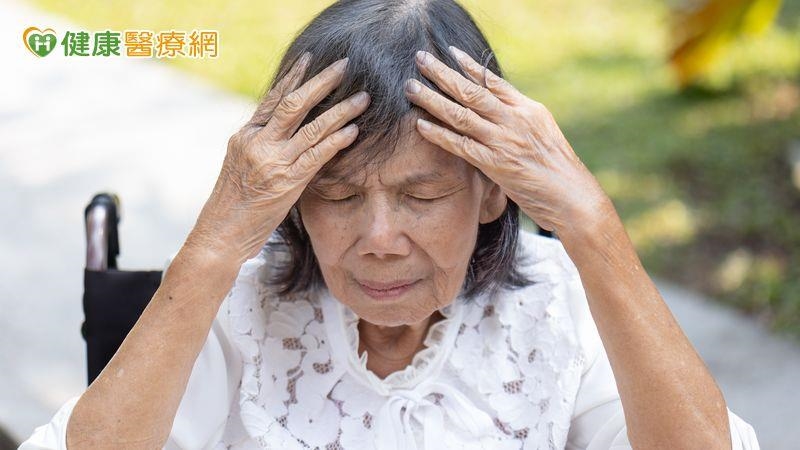 察覺老妻常健忘有異！夫陪伴四處就醫　終能就近接受新藥治療