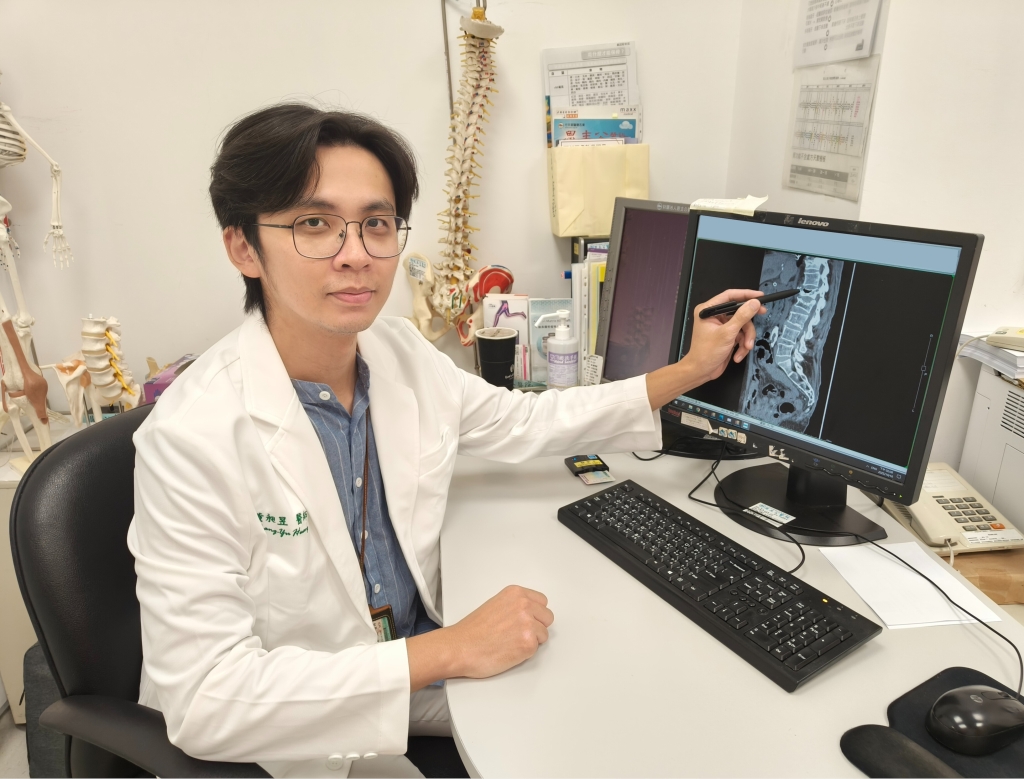 72歲婦人長期背痛！檢查發現「嚴重骨鬆」導致多節脊椎壓迫性骨折