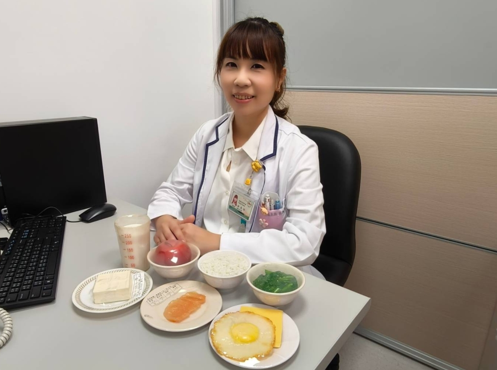 72歲婦人長期背痛！檢查發現「嚴重骨鬆」導致多節脊椎壓迫性骨折
