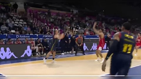 籃球(影)／「後場超大號」三分球一定要看！完美弧線追平殺入延長　網友大讚：太神了