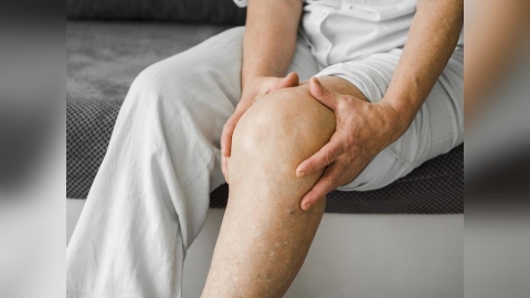 72歲婦人長期背痛!檢查發現「嚴重骨鬆」導致多節脊椎壓迫性骨折