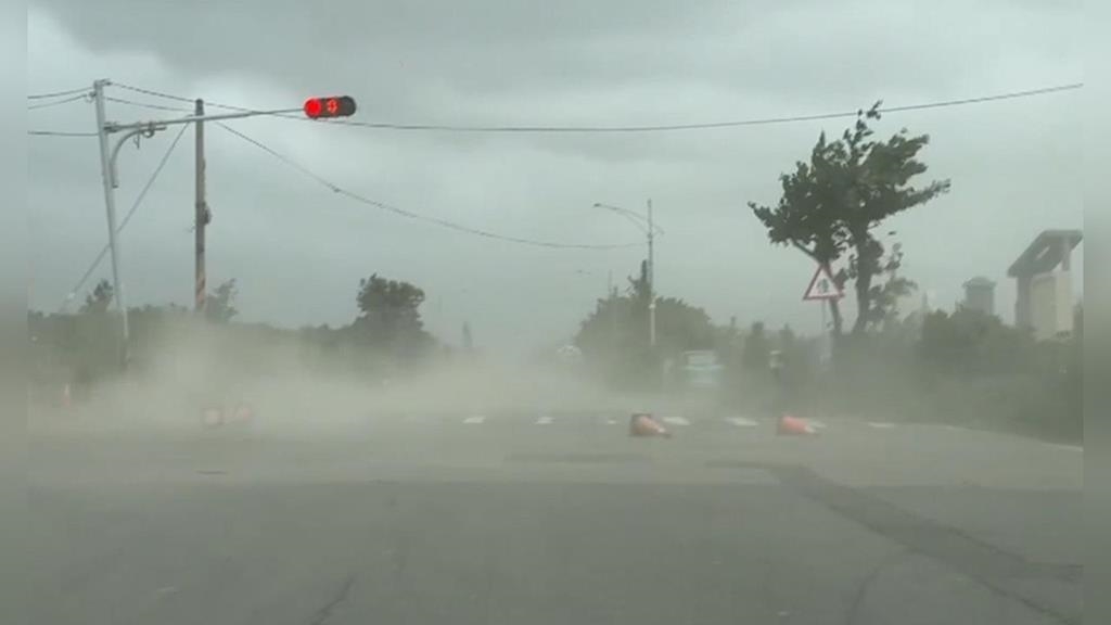 鹿港吹狂風！鷹架被吹垮　沿海驚見「沙塵暴」