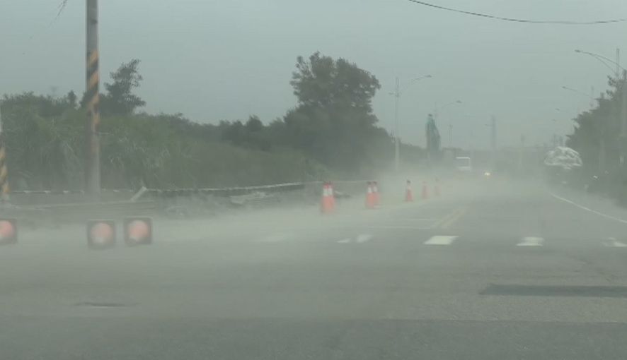 鹿港吹狂風!鷹架被吹垮 沿海驚見「沙塵暴」