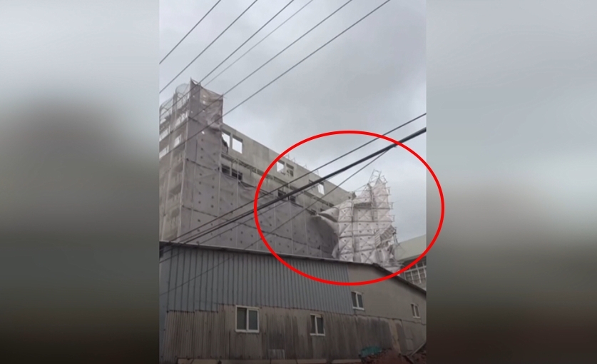 鹿港吹狂風!鷹架被吹垮 沿海驚見「沙塵暴」