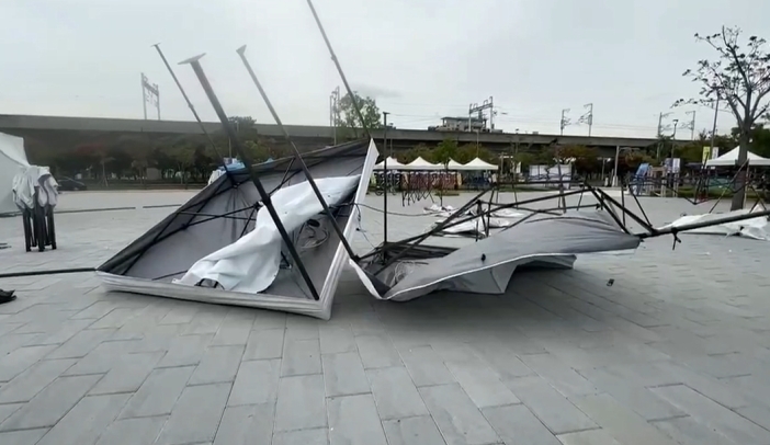 鹿港吹狂風!鷹架被吹垮 沿海驚見「沙塵暴」