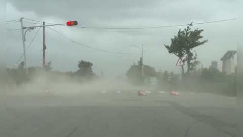 鹿港吹狂風!鷹架被吹垮 沿海驚見「沙塵暴」