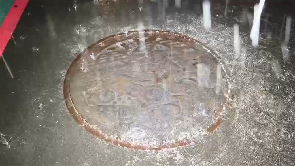 快新聞／暴雨狂襲！深夜新北多處淹水　慘況畫面曝光了