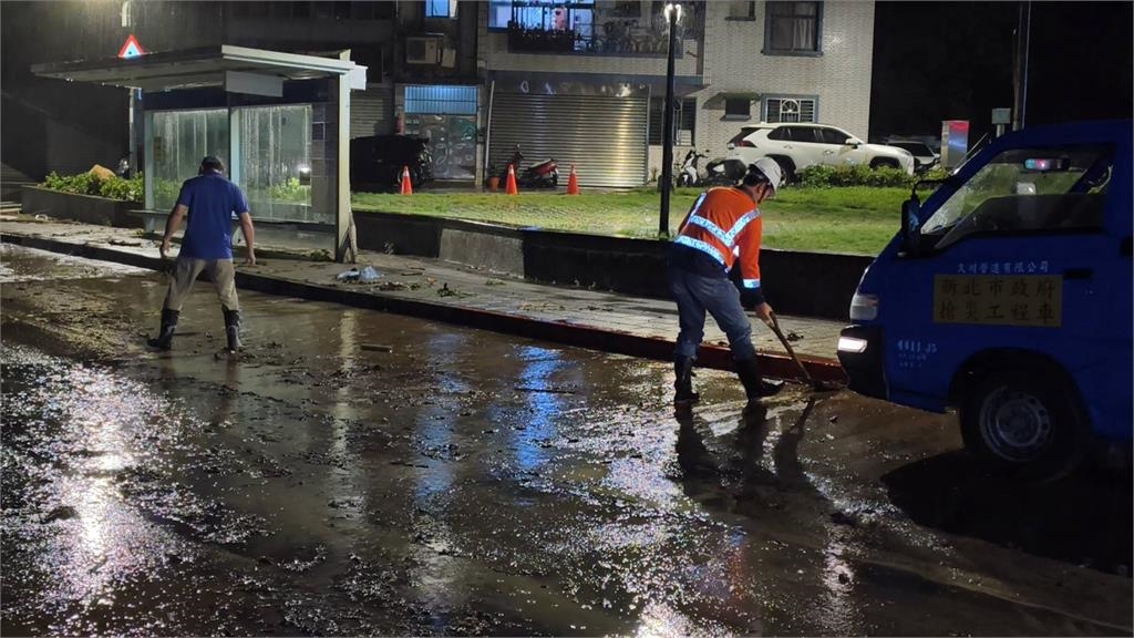 快新聞／暴雨狂襲！深夜新北多處淹水　慘況畫面曝光了