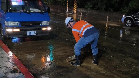 暴雨狂襲！深夜新北多處淹水　慘況畫面曝光了
