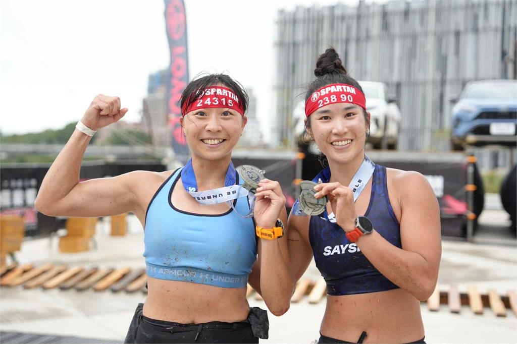 綜合/斯巴達障礙賽雨中開跑!素人女選手王南評連兩天參賽拚到褲子破大洞奪金