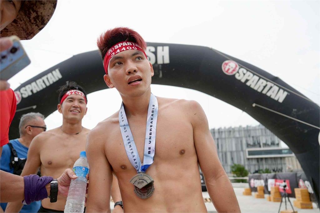 綜合/斯巴達障礙賽雨中開跑!素人女選手王南評連兩天參賽拚到褲子破大洞奪金