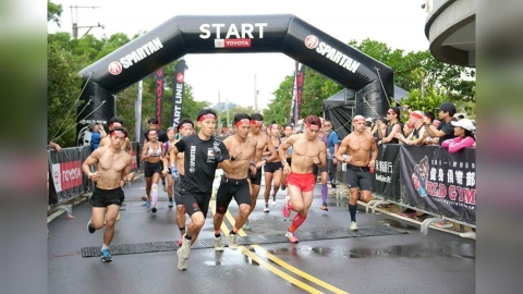 綜合/斯巴達障礙賽雨中開跑!素人女選手王南評連兩天參賽拚到褲子破大洞奪金