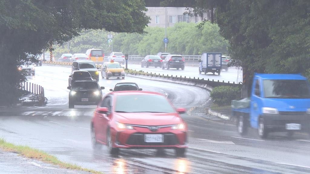 雨勢大慘況連連！北市府.北車"漏水"　路樹倒塌險砸人、多地區土石流警戒