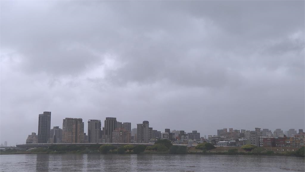 雨勢大慘況連連！北市府.北車"漏水"　路樹倒塌險砸人、多地區土石流警戒