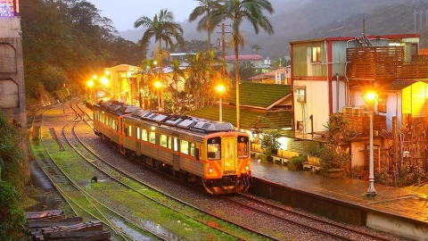雨彈轟炸！台鐵平溪線落石不斷　即起全面停駛