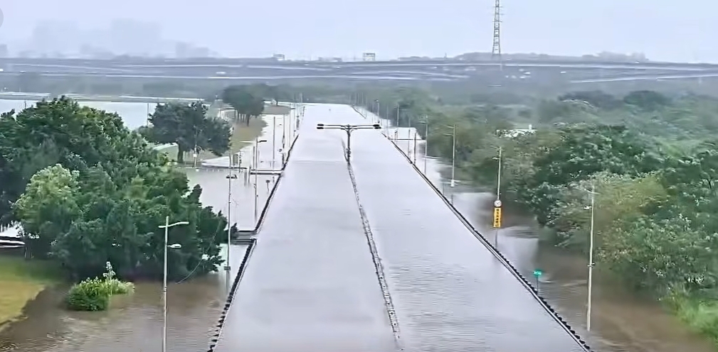 雨彈強灌北台灣！新北二重疏洪道「水淹半個輪胎深」空拍畫面曝光