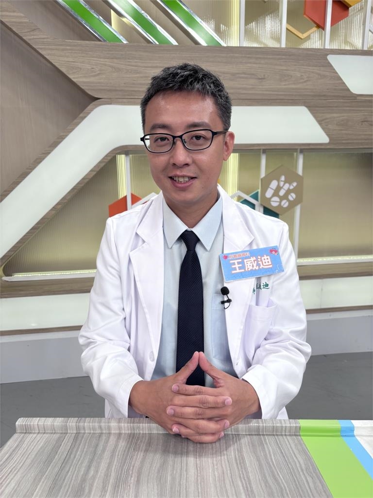 《醫學大聯盟》郭婷筠驚爆「不喝水狂嗑冰塊」！出門自備冰塊杯