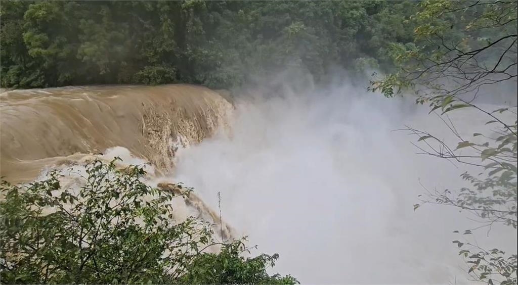 大雨狂炸! 十分瀑布罕見"漲瀑" 形成厚重水霧