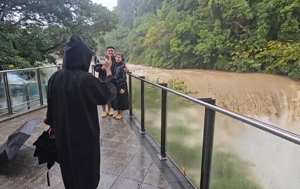 大雨狂炸! 十分瀑布罕見"漲瀑" 形成厚重水霧
