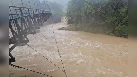 大雨狂炸! 十分瀑布罕見"漲瀑" 形成厚重水霧