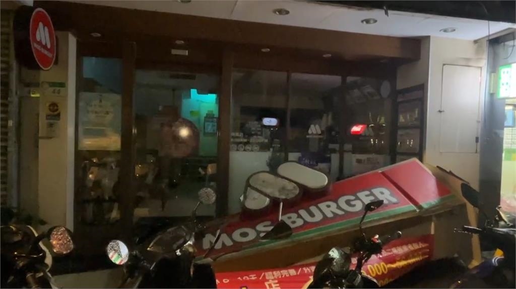 快新聞/不堪風雨!北市文山1摩斯漢堡「招牌墜落」 多台機車受波及