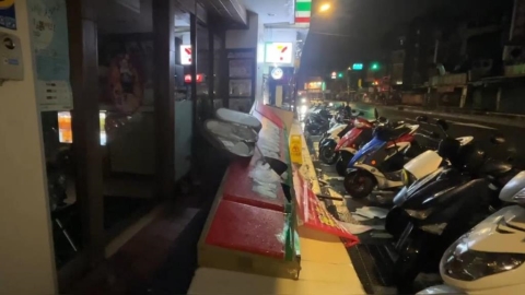 不堪風雨！北市文山1摩斯漢堡「招牌墜落」　多台機車受波及