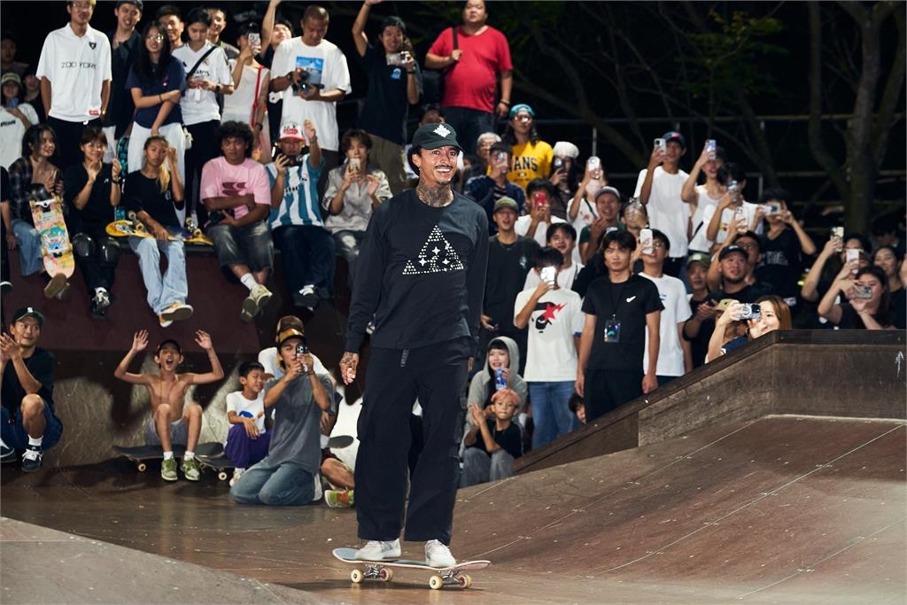 綜合(影)/滑板界的麥可喬登!美國奧運滑板巨星奈賈「訪台秀中文」粉絲擠爆南港